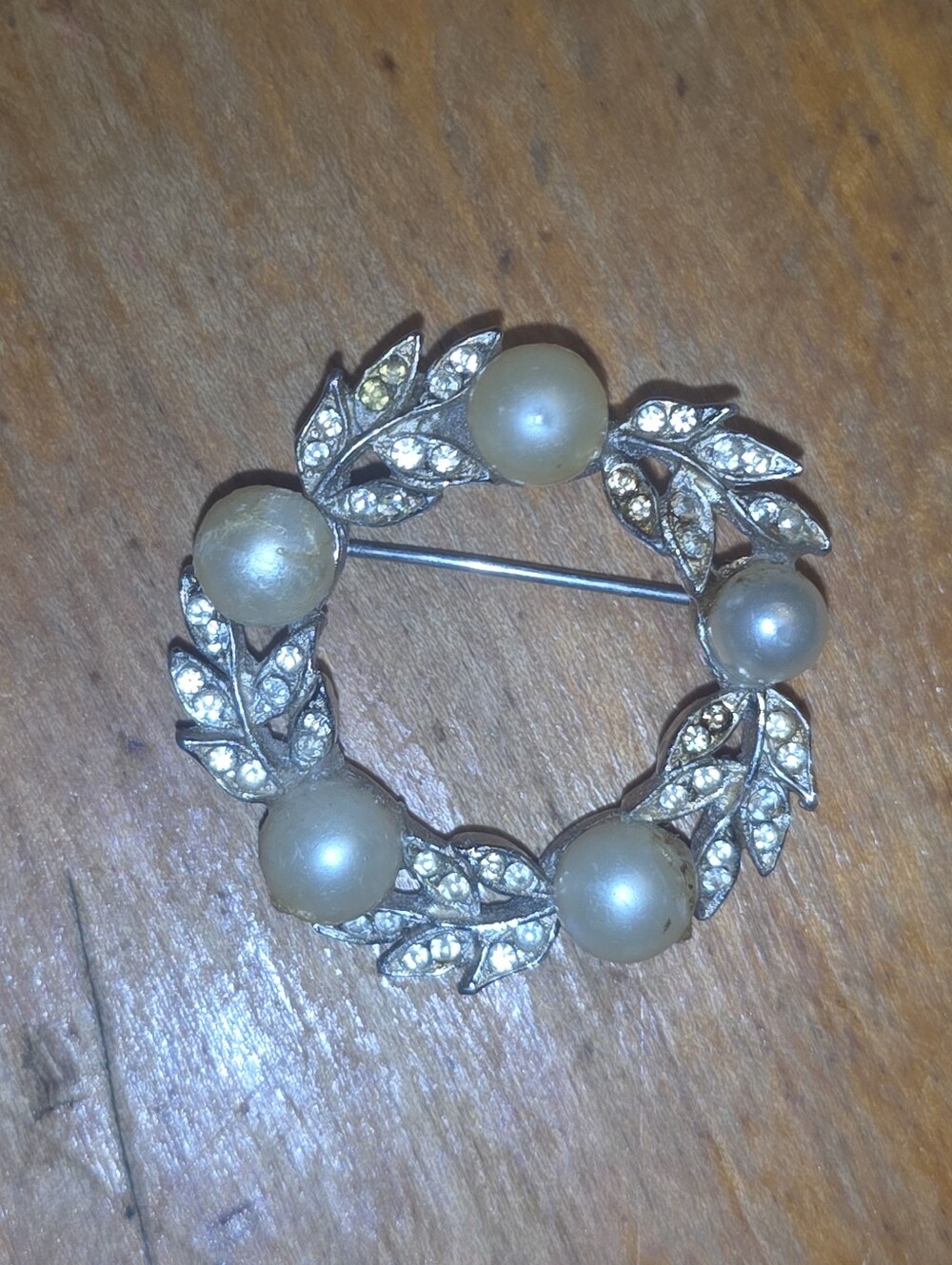 Vintage Marvella Silvertone Leaf & Faux Pearl Circle Wreath Pin Brooch 2"